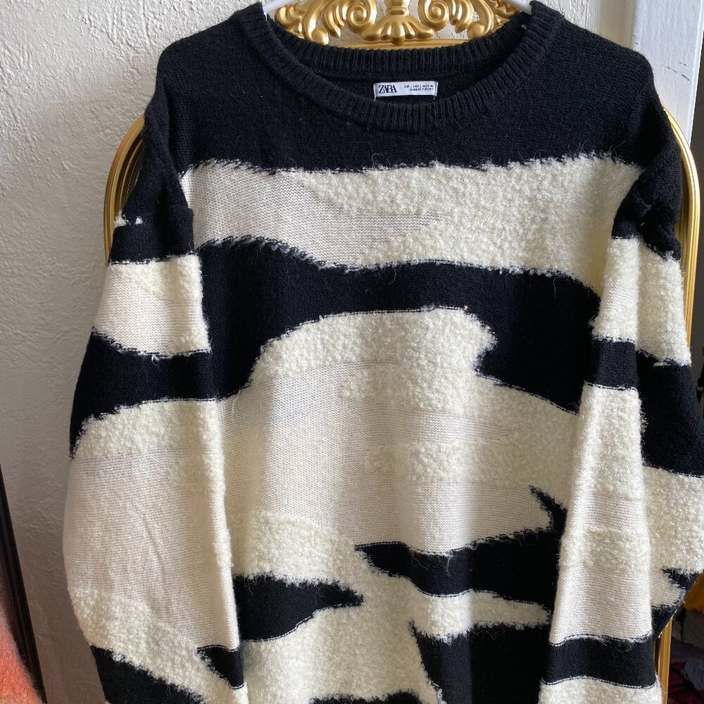 MEN'S/UNISEX BLACK AND WHITE SWEATER